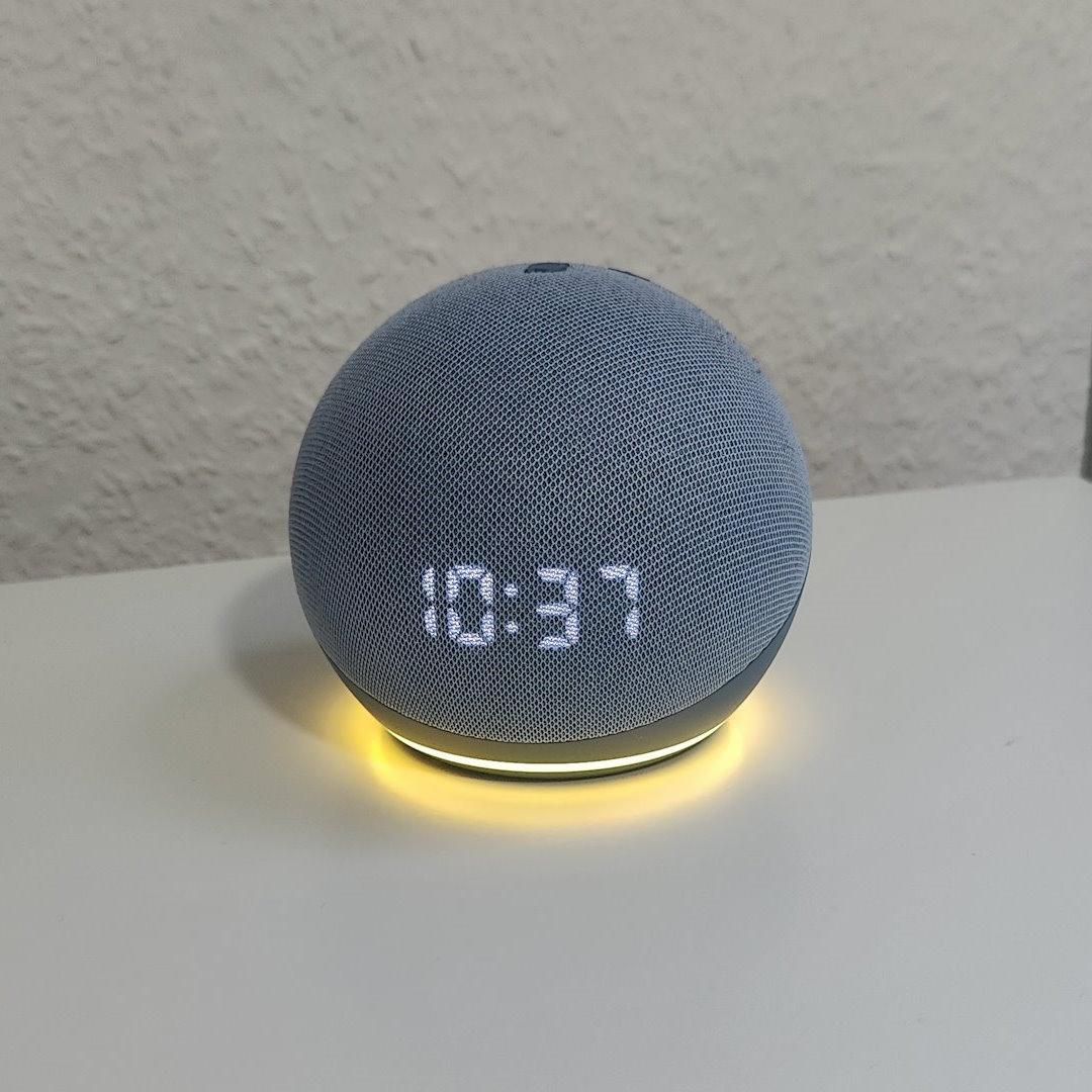 Ein Amazon Alexa Echo Dot, der gelb leuchtet.