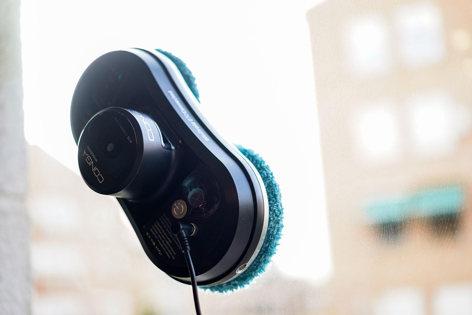 Ein Fensterputzroboter bei der Arbeit!