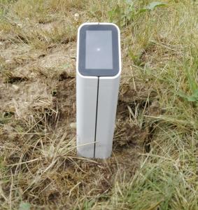 Der Sensor wird einfach am Boden angebracht.