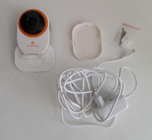 Die Kamera kommt mit einem langen Netzteil und einer Wandhalterung.