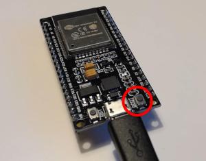 Der Boot-Knopf befindet sich neben dem microUSB-Anschluss.