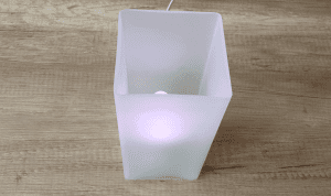 Die E14-Lampe von Gledopto im Sockel.