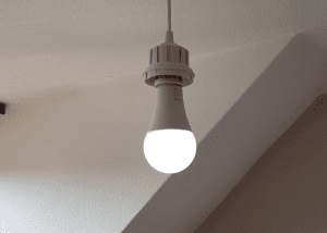 Die große Lampe im Sockel.