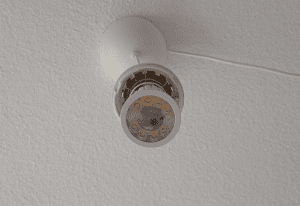 Die GU10 ist im Lampensockel angebracht.