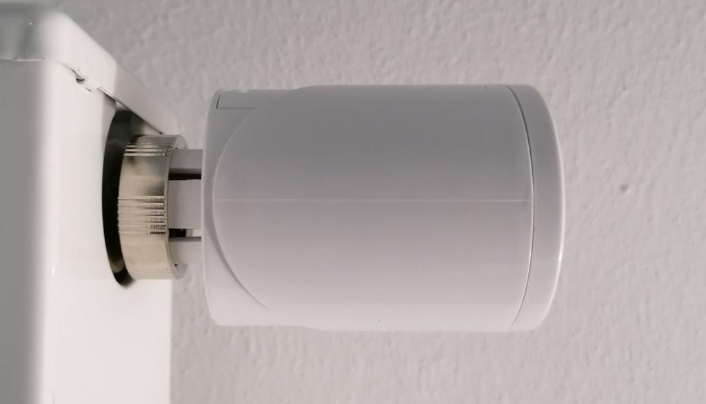 Meross Smart WLAN Heizkörperthermostat Test: Am Heizkörper angebracht.