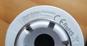 Die Versionsnummer steht auf dem Thermostat.