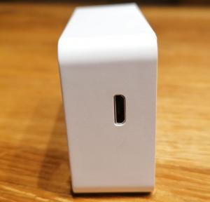 Die Stromversorgung erfolgt über den microUSB-Anschluss.