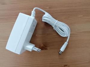 Das mitgelieferte Netzteil versorgt die gesamten 15 Meter mit ausreichend Strom.