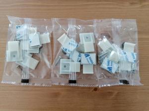 Mit den Halterungen kann der Strip bequem an der Wand befestigt werden.